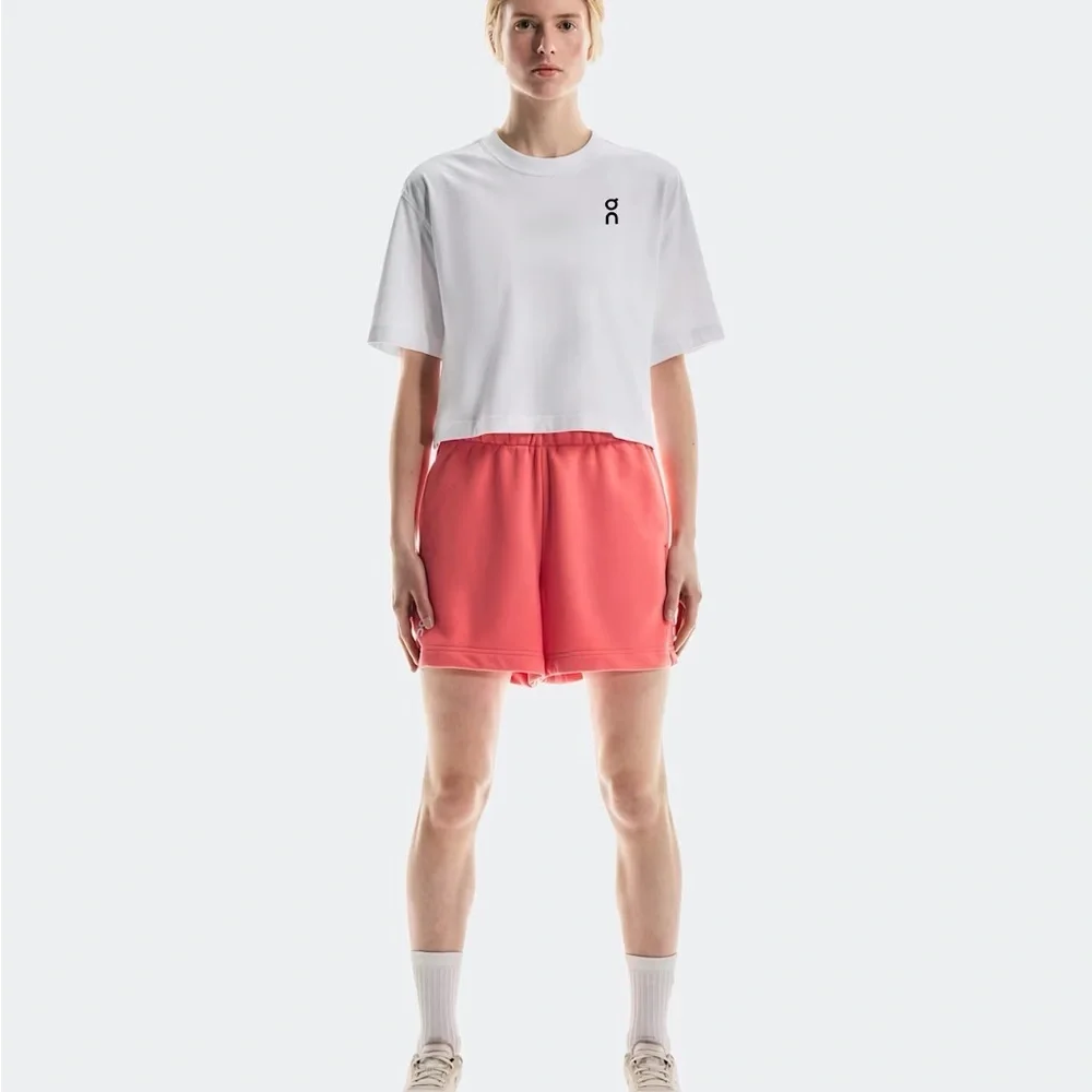 ON RUNNING NWT CLUB SHORTS CORAL SMALL